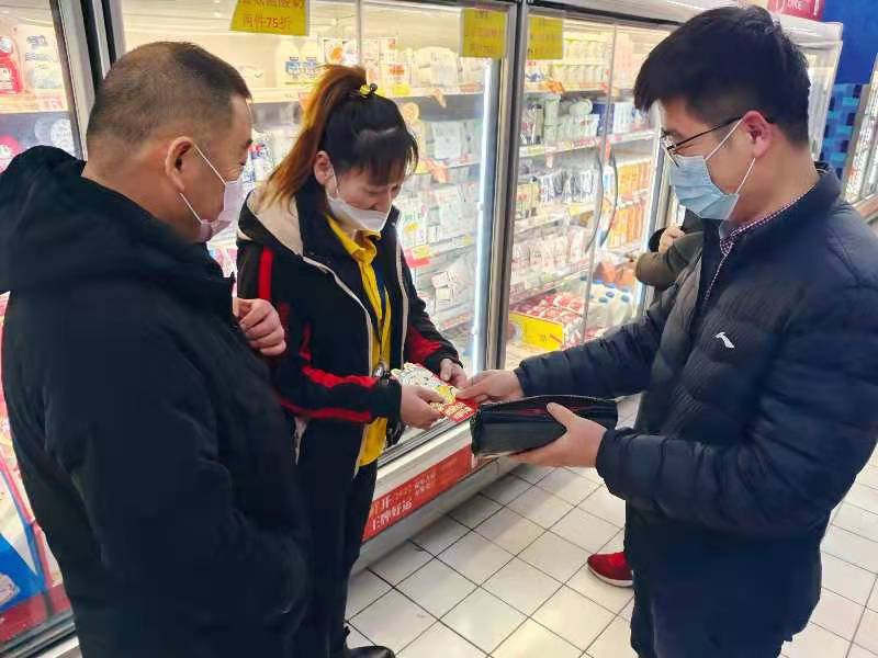 心乐集团领导带队在春节期间前往商超卖场,给奋战在一线的员工发放春节开门红包并致以新春问候