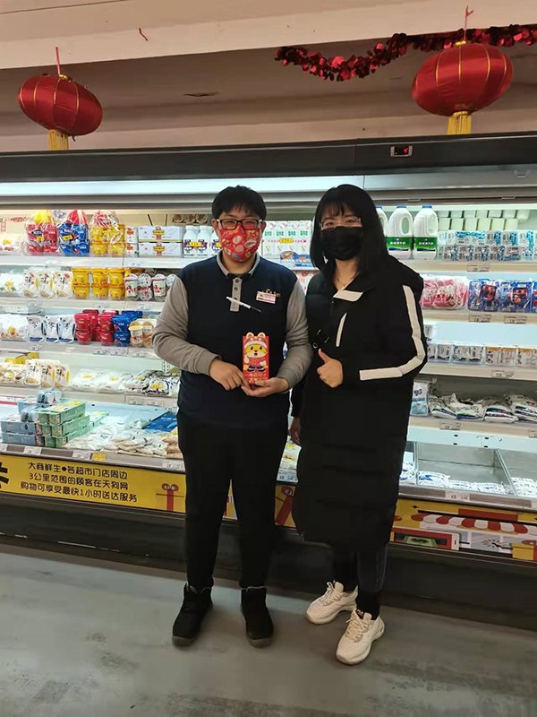心乐集团领导带队在春节期间前往商超卖场,给奋战在一线的员工发放春节开门红包并致以新春问候