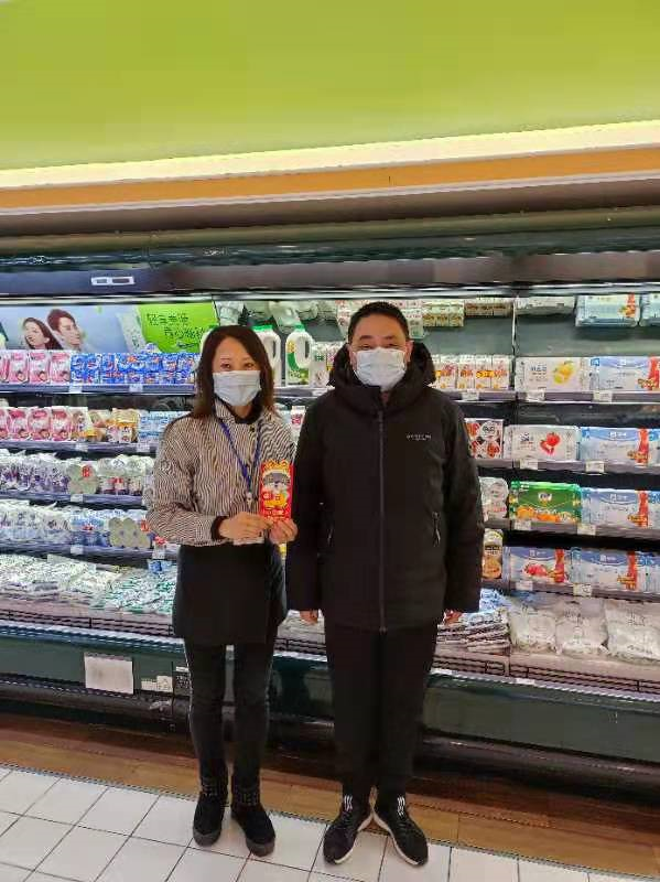 心乐集团领导带队在春节期间前往商超卖场,给奋战在一线的员工发放春节开门红包并致以新春问候